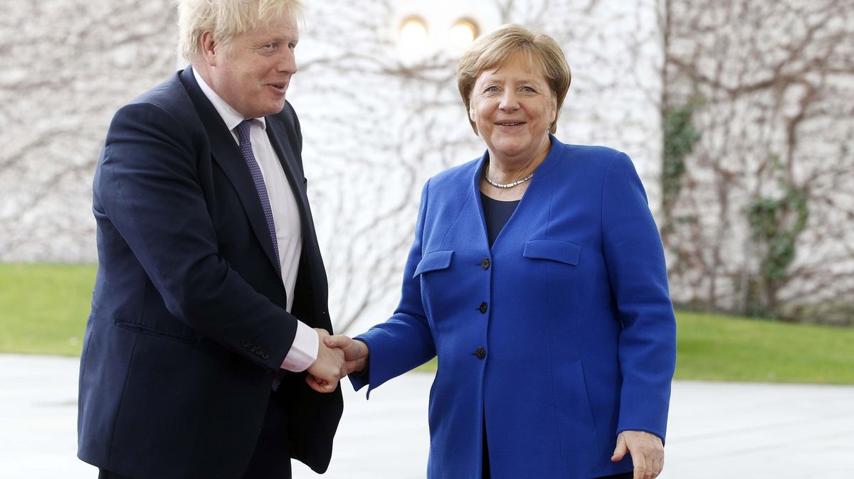Johnson hraje vabank. Klidně odejdeme bez dohody, řekl Merkelové
